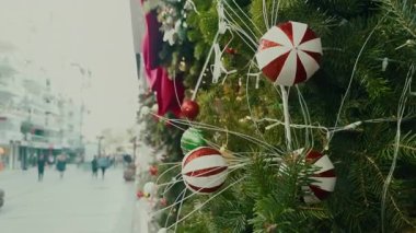 Açık havada Noel Süslemeleri ve Bulanık İnsanlar
