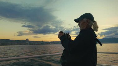 Yaşlı adam feribotun içinde Deniz Fotoğrafı çekiyor.