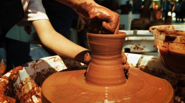 Seramik Atölye Sanatında Clay Pot ile Çalışmak