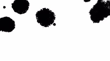 Siyah mürekkep temiz beyaz bir arkaplan üzerinde organik olarak yayılıyor, soyut şekiller, akışkan hareketler ve doğal yayılma şekilleri yaratıyor..