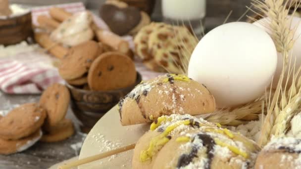 Galletas de chocolate con azúcar Composición mixta lista para comer — Vídeo de stock