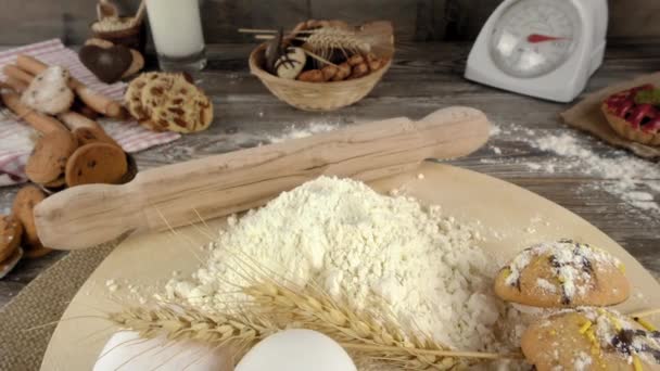 Galletas de chocolate con azúcar Composición mixta lista para comer — Vídeo de stock