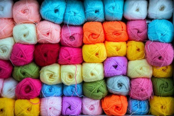 多彩的纱球羊毛织物店里 — 图库照片