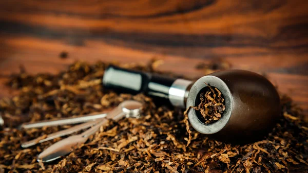 Tubulação de madeira tabaco cigarro — Fotografia de Stock