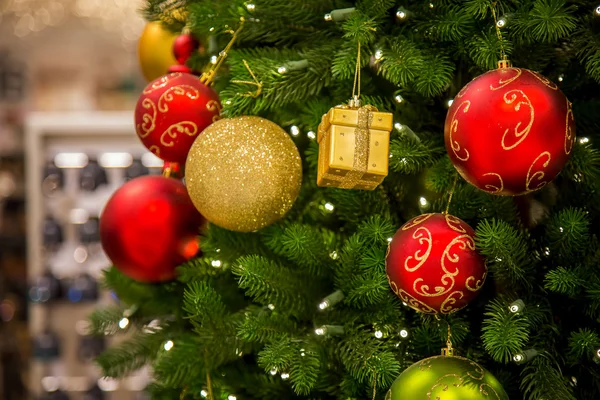 Decoração de celebração de Natal Bolas coloridas na árvore — Fotografia de Stock