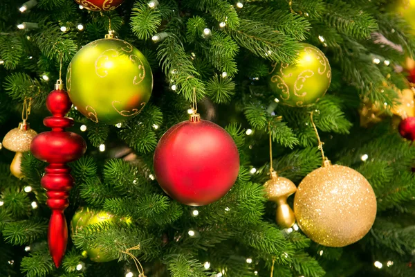 Рождественский праздник украшение красочные шары на дереве — стоковое фото