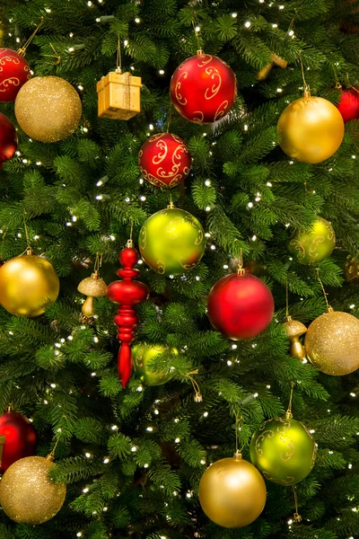 Weihnachtsfeier Dekoration bunte Kugeln auf Baum — Stockfoto