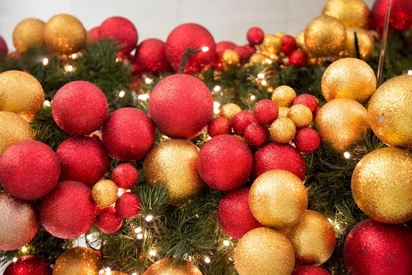 Weihnachtsfeier Dekoration bunte Kugeln auf Baum — Stockfoto