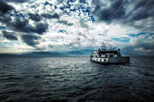 Feribot ve bulutlu gün denizde