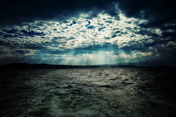 Море и эпические облака — стоковое фото