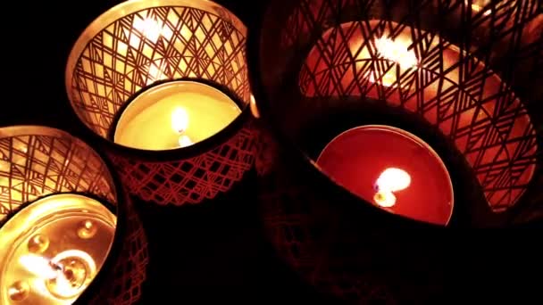 La luz romántica y mística de la vela — Vídeos de Stock
