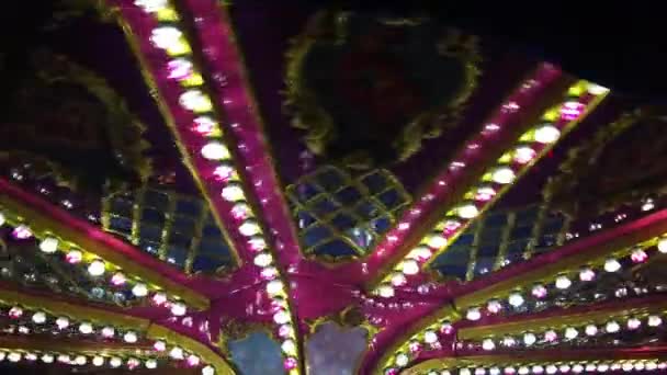 Carrousel dans le parc d'attractions dans la foire d'amusement Merry Go Round — Video