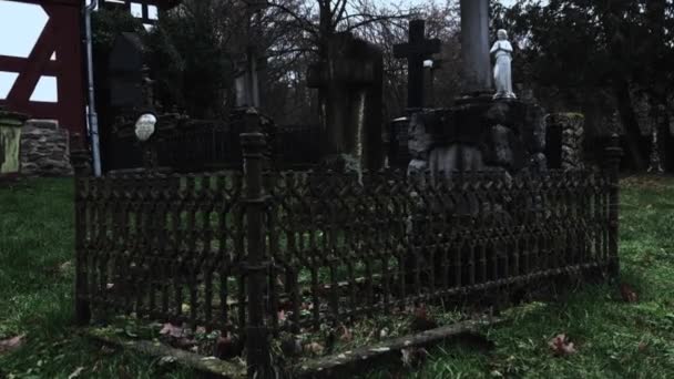 Karanlık havalarda mezarlığı — Stok video