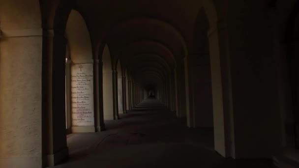 Oude Corridor Hall in begraafplaats — Stockvideo