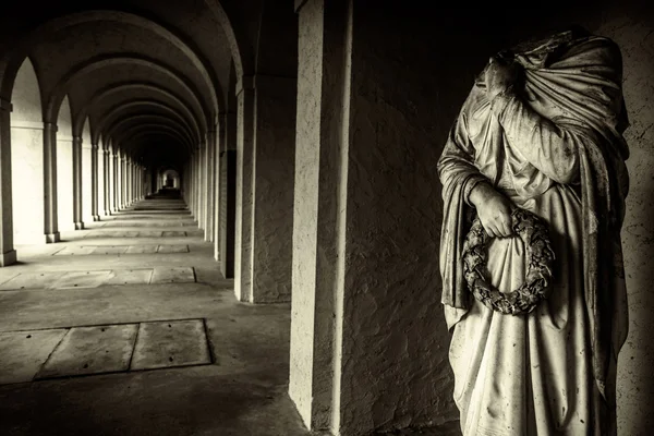 Misztikus ősi kő folyosó és a római márvány szobor — Stock Fotó