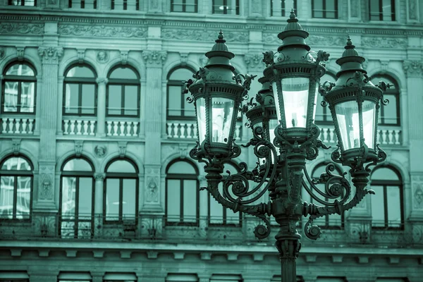 Réverbère noir et blanc et bâtiment historique allemand — Photo