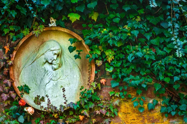 Mutter Maria und Jesusskulptur an Wand — Stockfoto