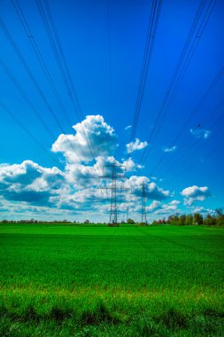 Doğa alanı ve parlak yumuşak bulutlar gökyüzü