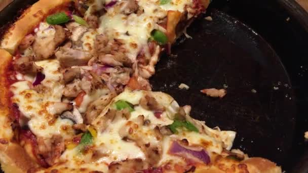 Pizza włoska gorąca Pita z grzyb pomidor ser i mięso — Wideo stockowe