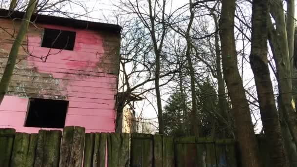 Holzhaus auf Spielplatz und Bäume im Zeitraffer — Stockvideo