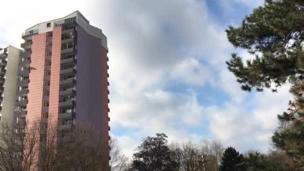 Torre de Construção, Árvore e Nuvens Time Lapse — Vídeo de Stock