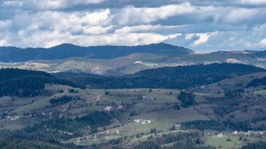 4k 'lik hızlandırılmış sis videosu, arka planda nehir ve dağ zirveleri olan kırsal bir dağ bölgesinde hareket ediyor.