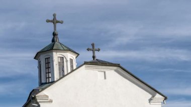 Kilisenin üzerinde süzülen bulutlar