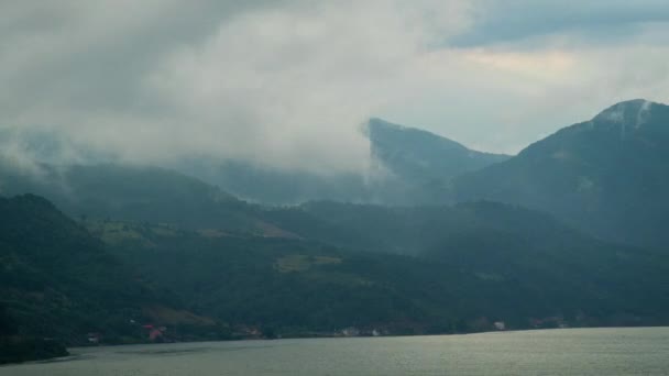 4K的时间间隔视频 雾气在以弯曲的河流和山峰为背景的农村山区移动 — 图库视频影像