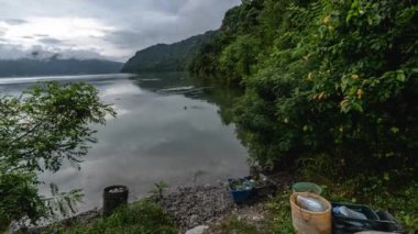 4k 'lik hızlandırılmış sis videosu, arka planda nehir ve dağ zirveleri olan kırsal bir dağ bölgesinde hareket ediyor.