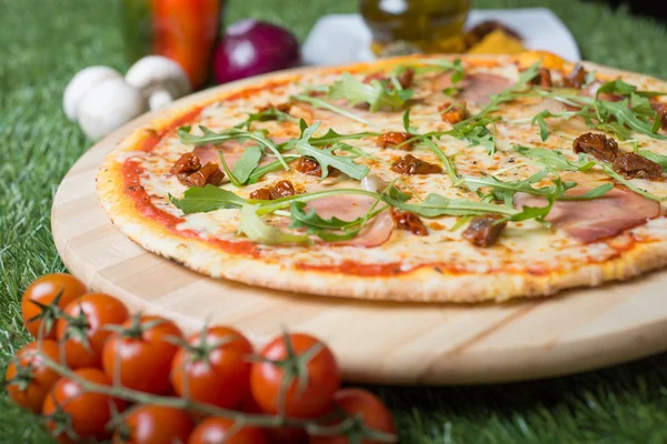 チーズ、野菜、肉、草のハーブとイタリアのピザを焼き — ストック写真