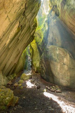 Alplerde güzel küçük mağara