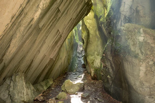 Trevlig liten grotta i Alperna — Stockfoto