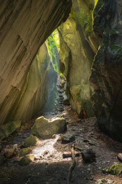 Alplerde güzel küçük mağara