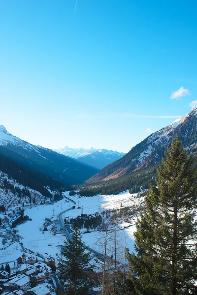 Paesaggio invernale in montagna — Foto Stock