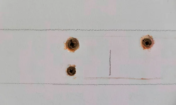 Marcas de carpinteros en la pared con orificios de tapón rawl donde se habían insertado tornillos — Foto de Stock