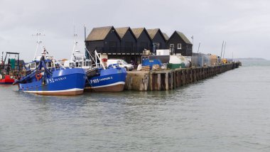 28 Ekim 2020 - Whitstable, İngiltere: Limandaki balıkçı tekneleri ve binaları