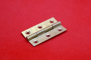 Kopyalama alanı ile düz kırmızı arkaplan karşı vida olmadan pirinç menteşesi