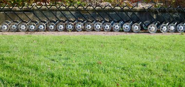 7 Kasım 2020 - İngiltere: Çimenlerde fotokopi alanı olan kullanılmamış golf arabaları