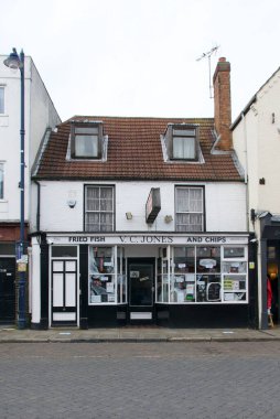 28 Ekim 2020 - İngiltere, İngiltere: Kopyalama uzayı olan tipik balık ve patates kızartma dükkanı