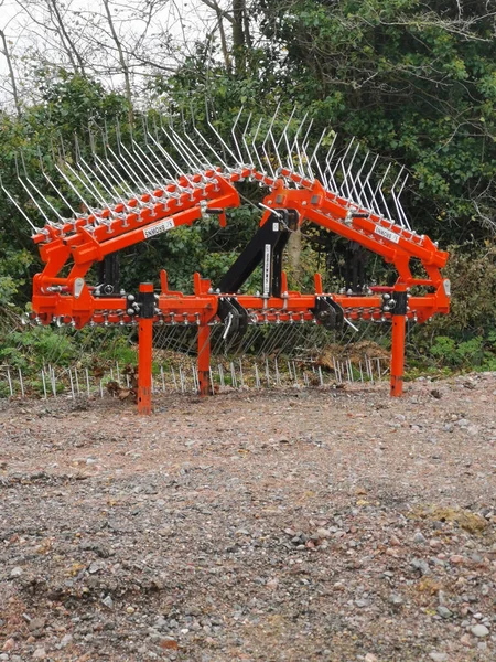 11 novembre 2020 - Angleterre Royaume-Uni : Machines agricoles à pointes avec espace de copie — Photo