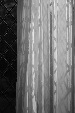 Kurşunlu penceredeki boşluğun siyah beyaz portresi