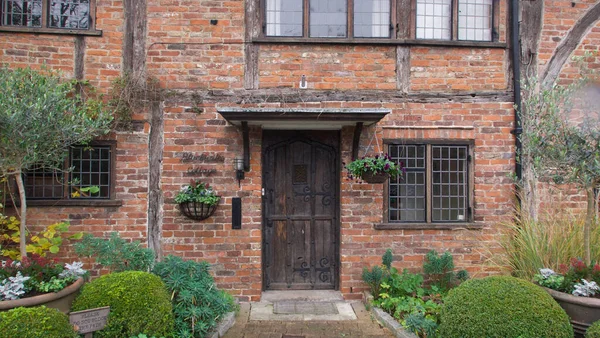 28 Novembro 2020 - Denham, Inglaterra: Porta da frente da antiga casa típica da aldeia britânica — Fotografia de Stock