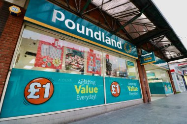 2 Aralık 2020 - Harrow, UK: Poundland Pazarlık Mağazası