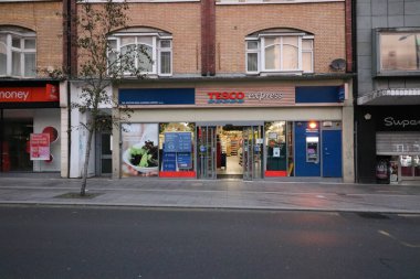 2 Aralık 2020 - Harrow, UK: Telif alanı aşağıdaki Tesco Express mağazasının cephesi