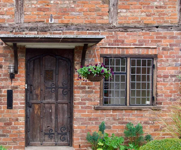 28 ноября 2020 - Денхэм, Англия: Дверь, веранда и окно старого деревенского дома — стоковое фото