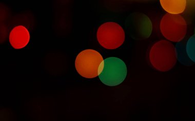 Kopya alanı ile parlayan renkli ışık çemberleri ile siyah arkaplan