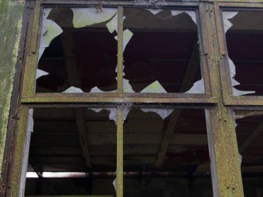 Terk edilmiş terk edilmiş eski bir binada kırık camlar. 