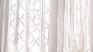 Çapraz dizayn penceresinde asılı beyaz boşluk veya ağ perde