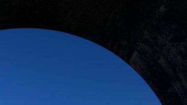 Telif uzayı olan koyu gri kemerli parlak mavi gökyüzü