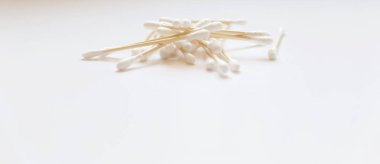 Bambudan yapılmış, kopyalanabilir pamuk tomurcukları yığını.